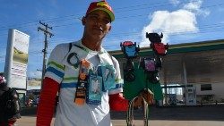 Kene Rios vende artigos nos semáfaros em Boa Vista.jpg