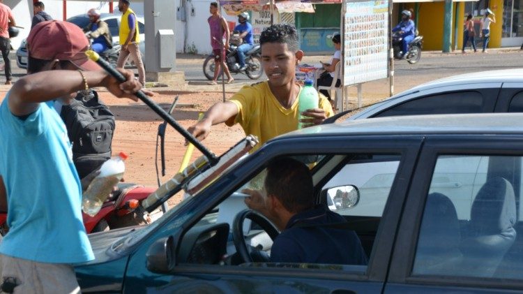 Lipar parabrisa é uma das saídas para o ganha-pão..jpg
