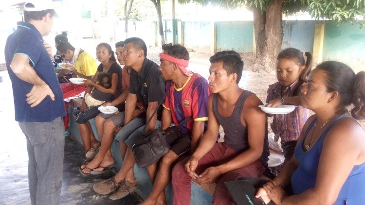 P. Luiz Emer conversa com grupo que chegou  de Pacaraima.jpg