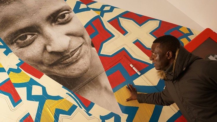 Migrante in un centro d'accoglienza