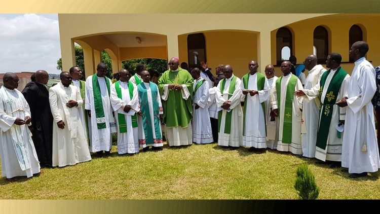 Dom Belmiro Cuica Chissengueti e o Clero de Cabinda, em Angola