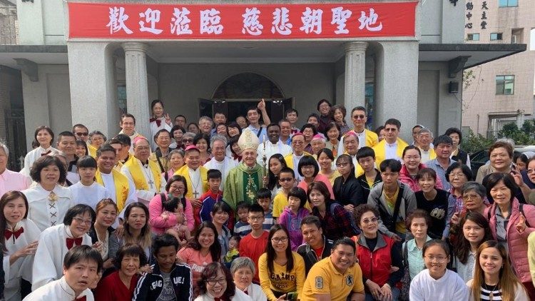 Card. Filoni among Catholics in Taiwan in March, 2019.
