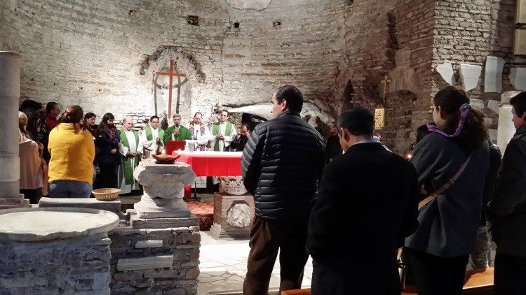Postdiplomado en la misa en las Grutas Vaticanas