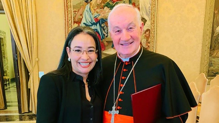 Una de las participantes, Gabriela Castellanos de Honduras con el presidente de la CAL, Card. Marc Ouellet