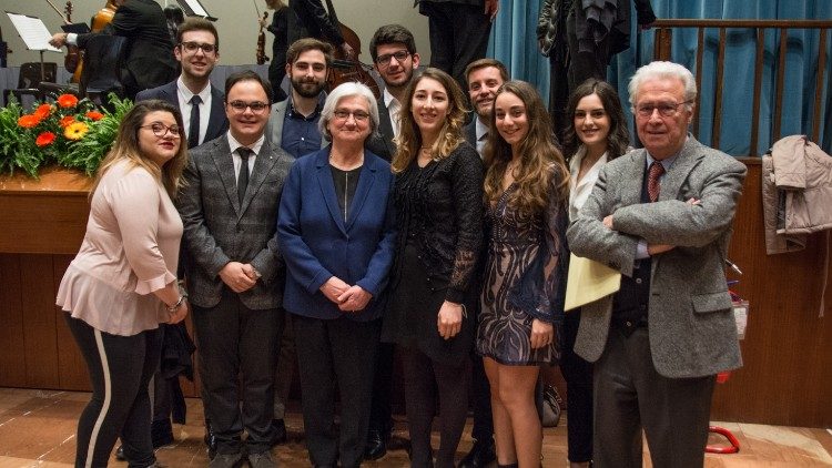 Alcuni ragazzi dell'Onaosi, il presidente Zucchelli e l'On. Rosi Bindi presente all'inaugurazione