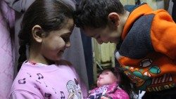 Siria profughi bambini Caritas guerra 3aem.jpg