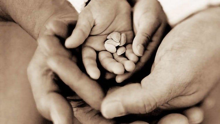 Sono gesti anche piccoli, ma concreti, quelli invocati da Papa Francesco per vivere al meglio il Natale 