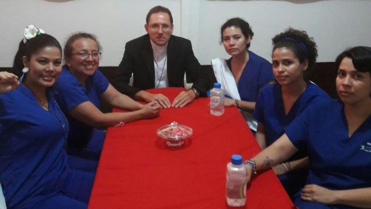 Nuncio Apostólico visita presos  políticos de las cárceles masculina y femenina