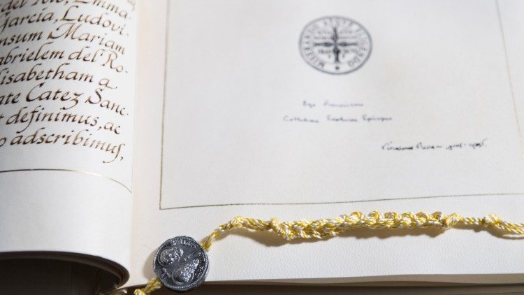 Didascalia: Lettera decretale di canonizzazione, documento redatto sotto forma di Bolla, unito al Piombo Pontificio con firma del Santo Padre