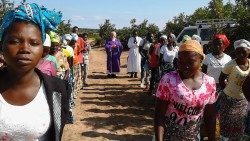 Dom Tirso Blanco e Comunidade do Moxico.jpg