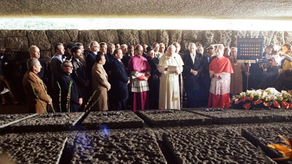 Giovanni Paolo II in preghiera  al sacrario il 21 marzo 1982