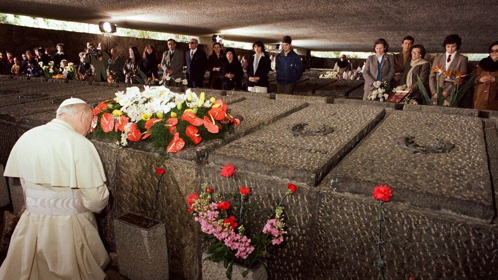 Giovanni Paolo II in preghiera  al sacrario il 21 marzo 1982