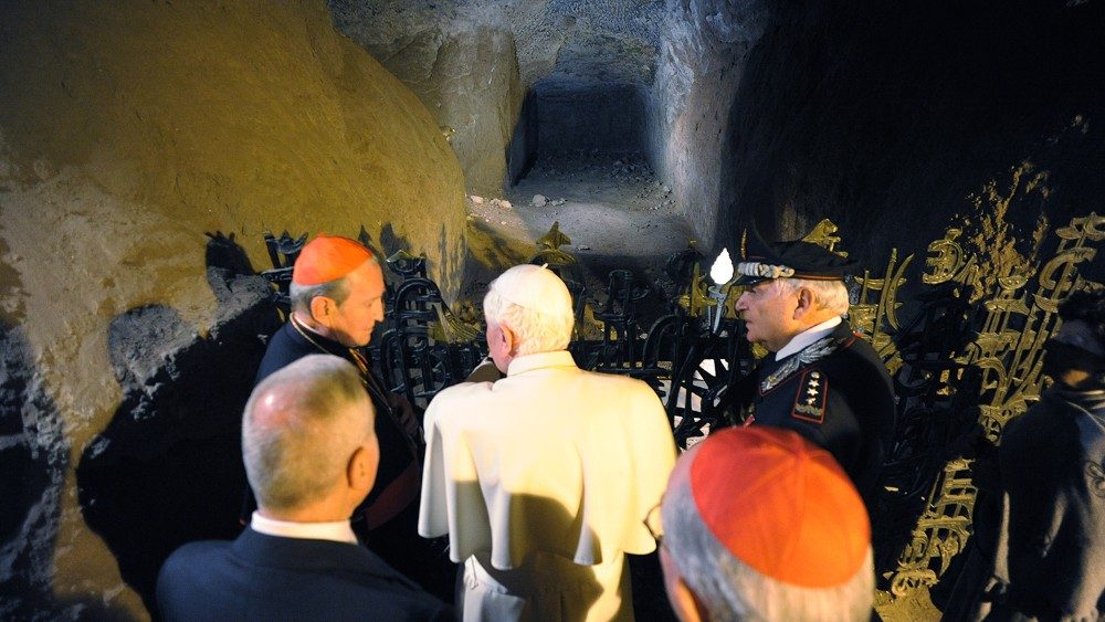 Benedetto XVI  in preghiera alle Fosse Ardeatine il 27 febbraio 2011