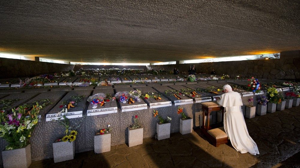 Benedetto XVI in preghiera alle Fosse Ardeatine il 27 febbraio 2011