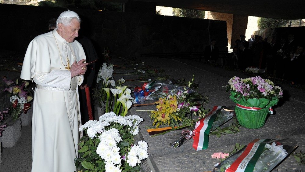 Benedetto XVI in preghiera alle Fosse Ardeatine il 27 febbraio 2011