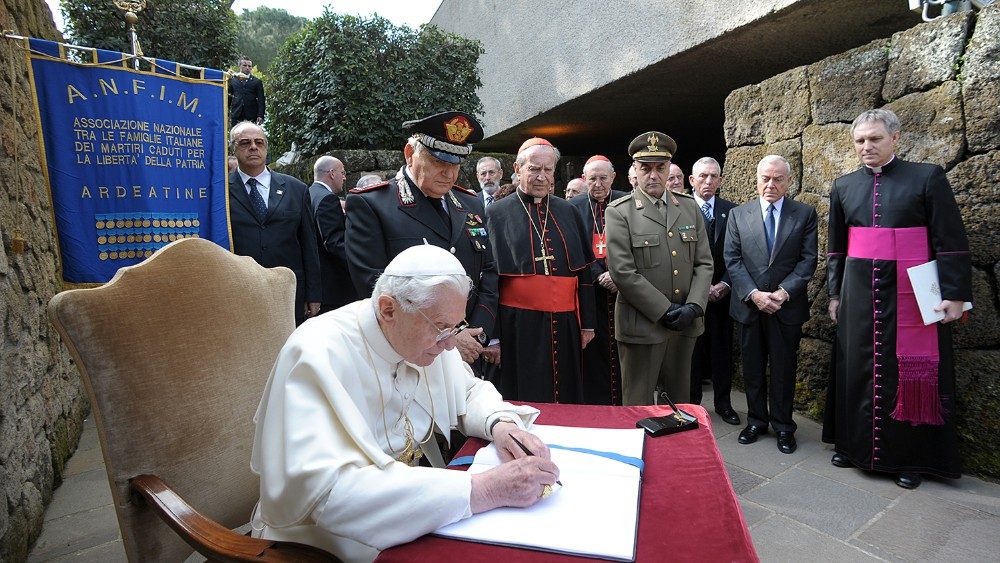 Benedetto XVI firma il libro d'onore al sacrario  il 27 febbraio 2011