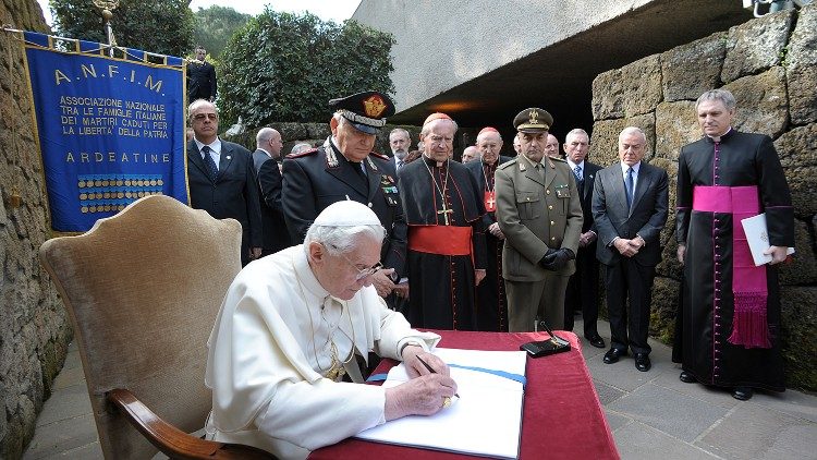 Benedikt XVI. beim Besuch der Ardeatinischen Höhlen, 2011