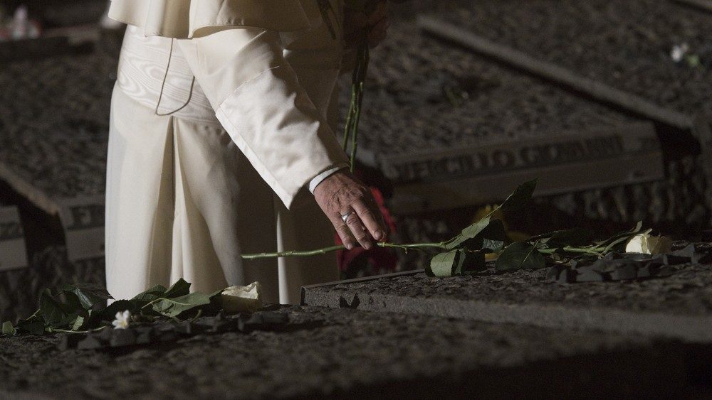 Papa Francesco in preghiera alle Fosse Ardeatine il 2 novembre del 2017