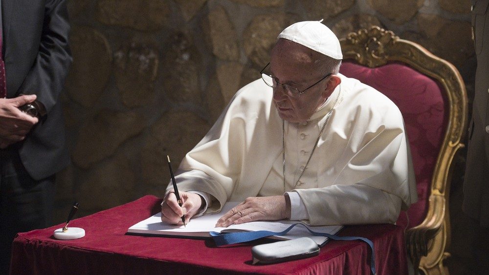 Papa Francesco firma il libro d'onore al sacrario delle Fosse Ardeatine il 2 novembre del 2017