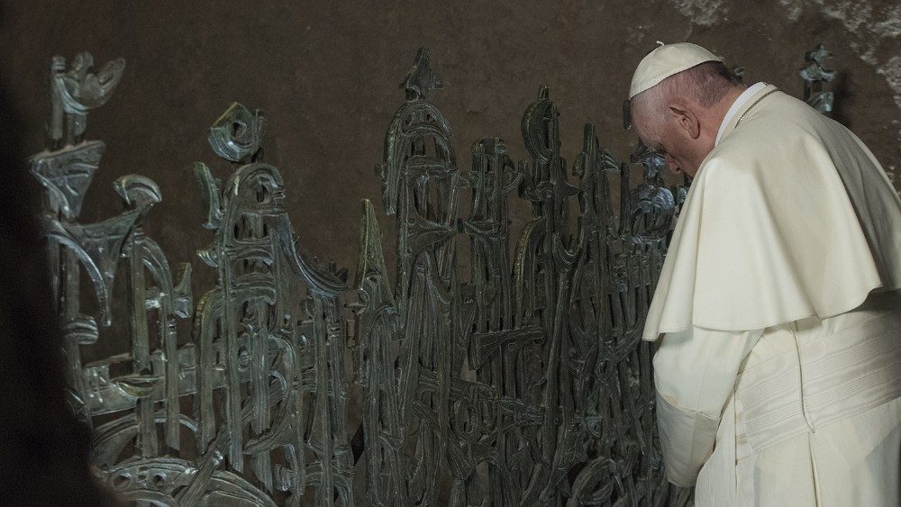 Papa Francesco in preghiera alle Fosse Ardeatine il 2 novembre del 2017