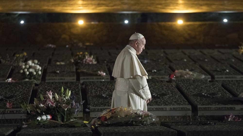 Papa Francesco in preghiera alle Fosse Ardeatine il 2 novembre del 2017