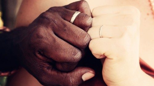 Francesco scrive agli sposi: ognuno di voi ha bisogno del sorriso dell'altro