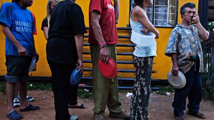 2019.03.28 poveri, povertà, fila per mensa