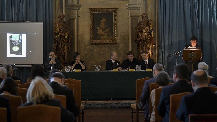 2019.03.28 Libro Testimoni del mistero. Le reliquie di Gesù 02.jpg