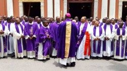 SACERDOTES DE LUANDA NO MINI CONGRESSO.jpg