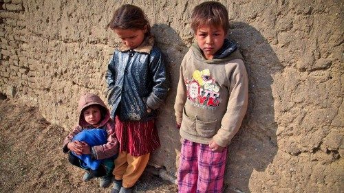 Papa Francisco: No se cansen de escuchar el "grito" que los indefensos llevan en sus ojos