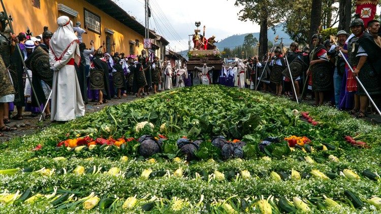 Las alfombras son elaboradas representando figuras folclóricas y religiosas