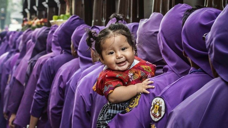 Tradición transmitida de generación en generación. Los adultos cargan en procesión y llevan también en brazos a sus hijos