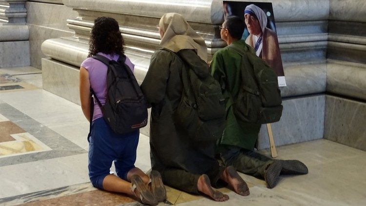 Pessoas em oração dentro da Basílica de São Pedro