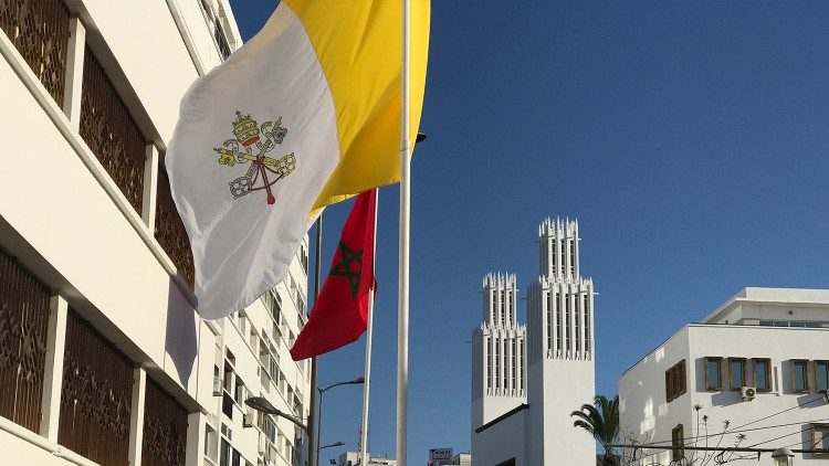 02 DI BUSSOLO attesa 2 cattedrale e bandiereAEM.jpg