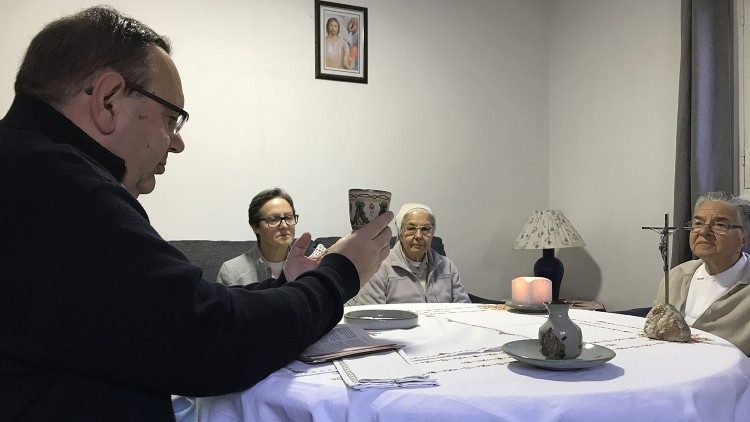 02 Deca Temara - La Messa mattutina con le 3 religiose del CentroAEM.jpg