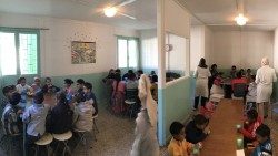 05 Deca Temara - bambini fanno colazioneAEM.jpg