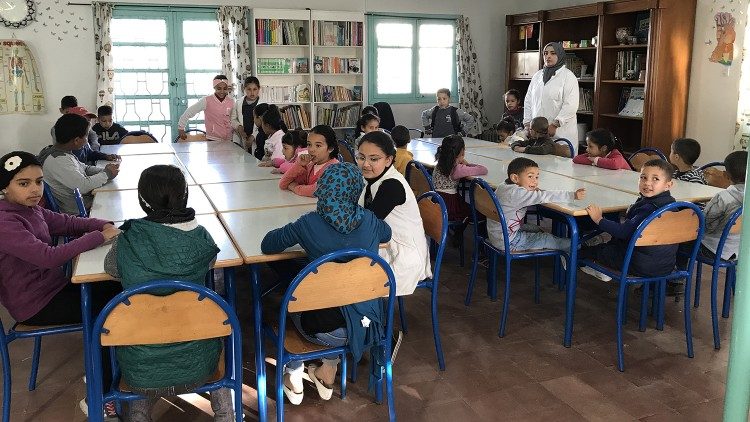 08 Deca Temara - bambini a lezioneAEM.jpg