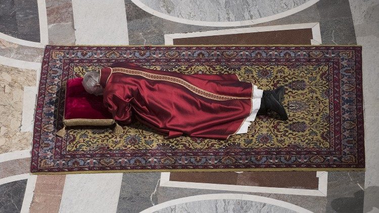 Ojciec Święty, początek liturgii Wielkiego Piątku, 2018 r.