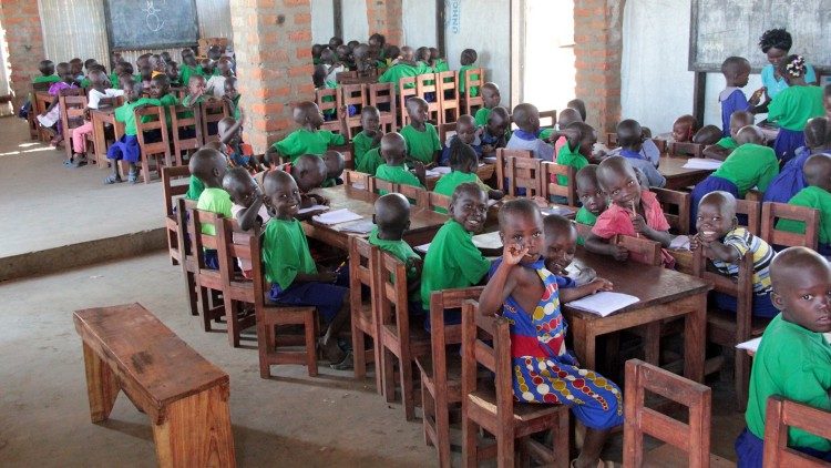Un momento de escuela seguida por los salesianos en Palabek