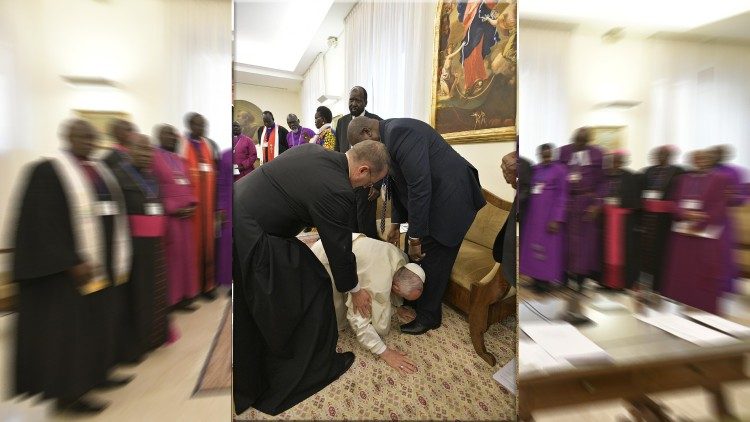 Francisco, com visível sofrimento, quis se ajoelhar diante deles para beijar os seus pés