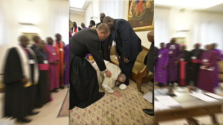 नेताओं के पैर छूकर शांति के लिए कार्य करने का आग्रह करते संत पापा फ्राँसिस 