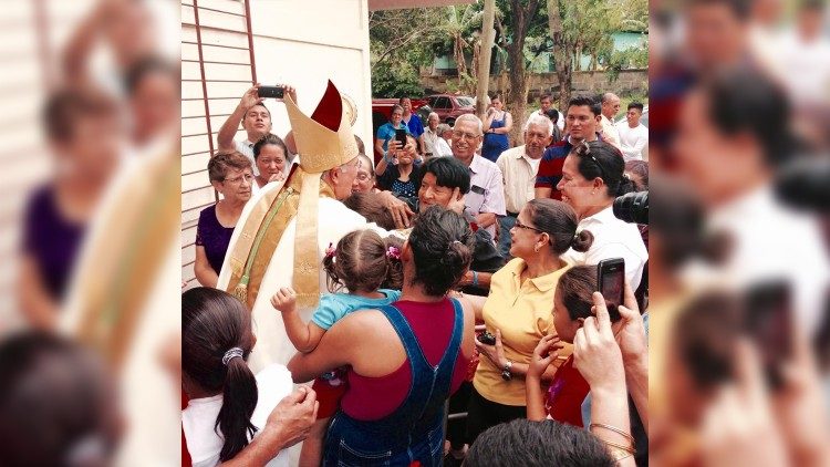 Mons. Báez en medio de su gente