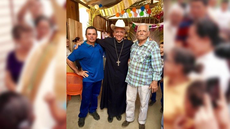 Mons. Báez en medio de su gente