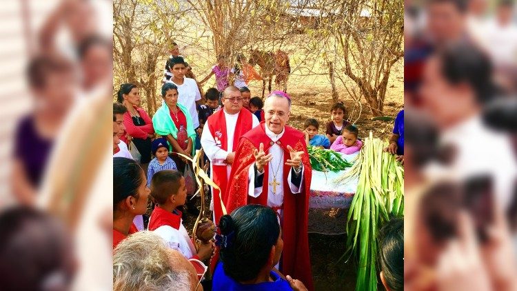 Mons. Báez en medio de su gente