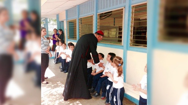 Mons. Báez en medio de su gente