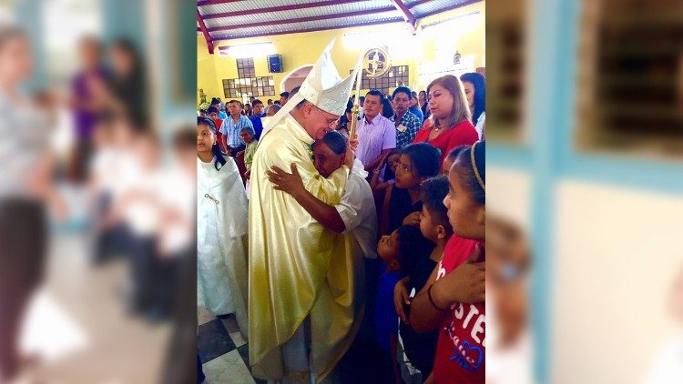 Mons. Báez en medio de su gente
