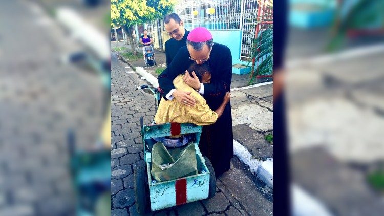 Mons. Báez en medio de su gente