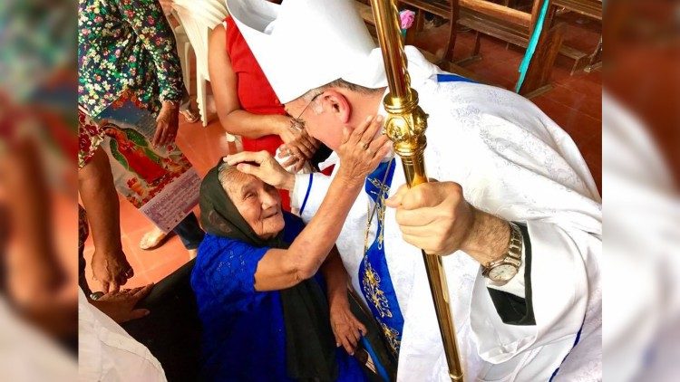 Mons. Báez en medio de su gente