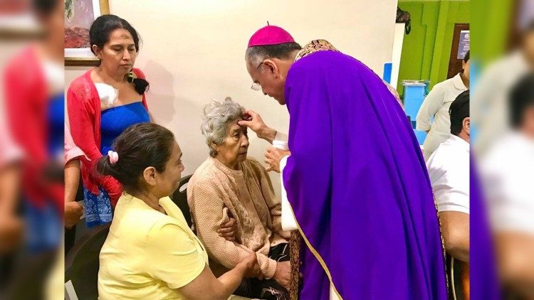 Mons. Báez en medio de su gente