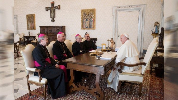 Прадстаўнікі французскага епіскапату падчас сустрэчы з Францішкам. Ілюстрацыйнае фота